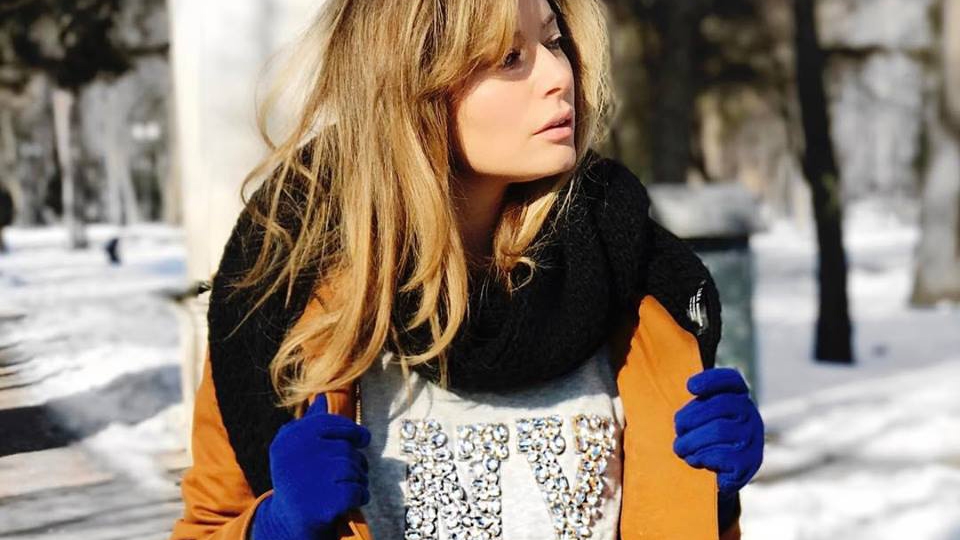 Laura Cosoi s-a îmbrăcat cu această haină şi lumea a început să se certe pe seama ei! Ce era în neregulă cu ţinuta ei!