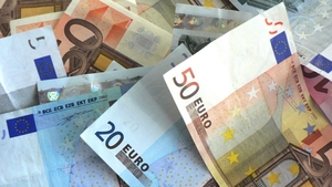 Curs BNR 10 decembrie. Specialiștii prevăd o depreciere accentuată a leului în următoarele 12 luni