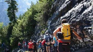 Zece turiști, nevoiți să doarmă pe un pod de lemn, după ce s-au rătăcit la munte. Autoritățile au fost anunțate abia a doua zi dimineața