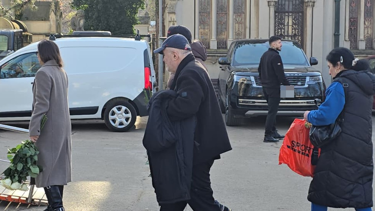 Cum au apărut Loredana Groza și fratele ei la înmormântarea tatălui lor. Ținuta atipică aleasă de artistă