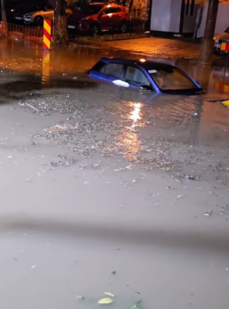 Urmările furtunii din București. Străzi blocate, copaci rupți și stații de metrou închise