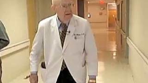 Un medic are 100 de ani si inca practica meseria! "Am adus pe lume peste 15.000 de copii!"