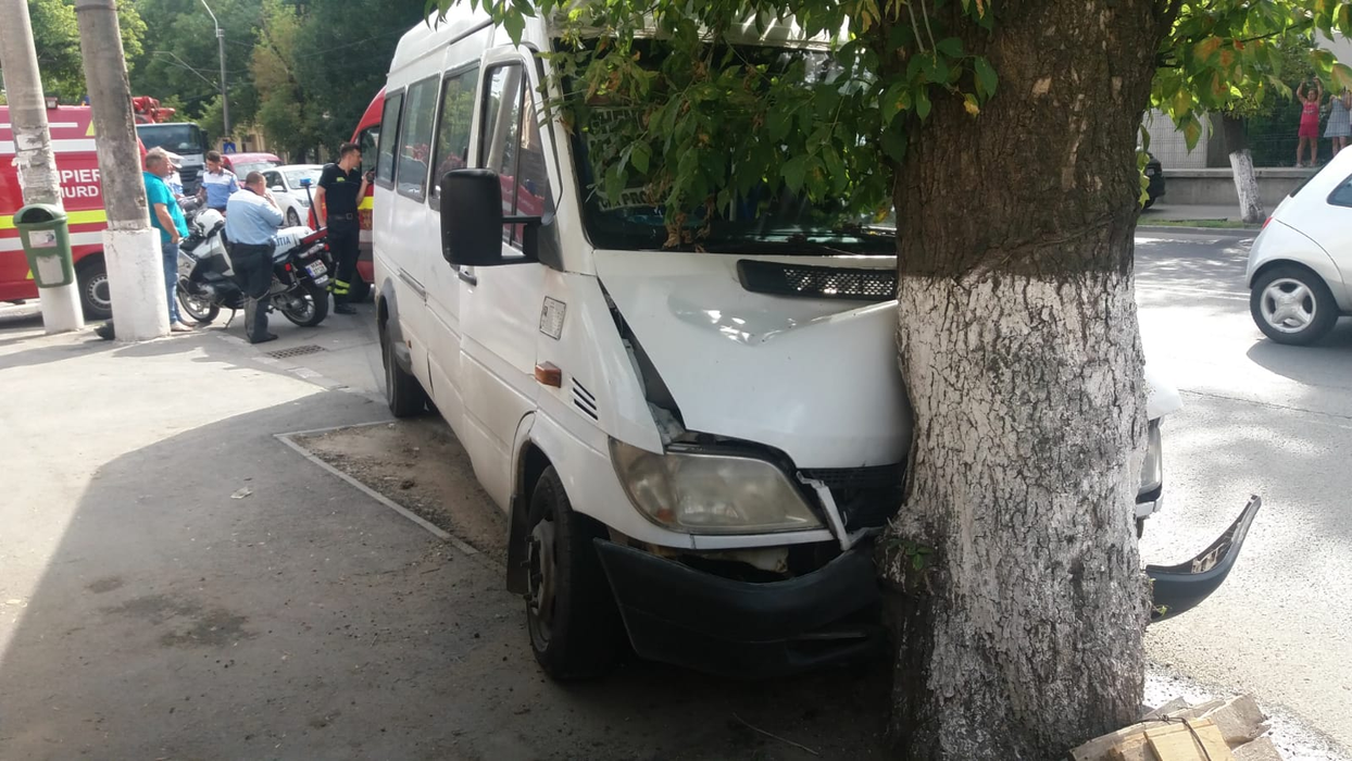 Accident violent în București! Un microbuz plin cu oameni s-a izbit de un copac! Printre victime sunt și 3 copii