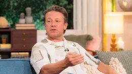 Jamie Oliver și-a întărit măsurile de securitate la proprietatea lui din Essex. Celebrul bucătar s-ar teme după ce o tabără de refugiați a fost ridicată în apropiere de reședința sa