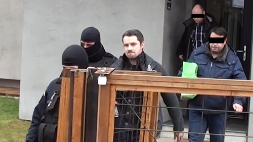 Imagini-soc de la vila prezentatoarei de la Antena! Procurorii i-au scotocit casa in timp ce ea si sotul isi hraneau copilul!