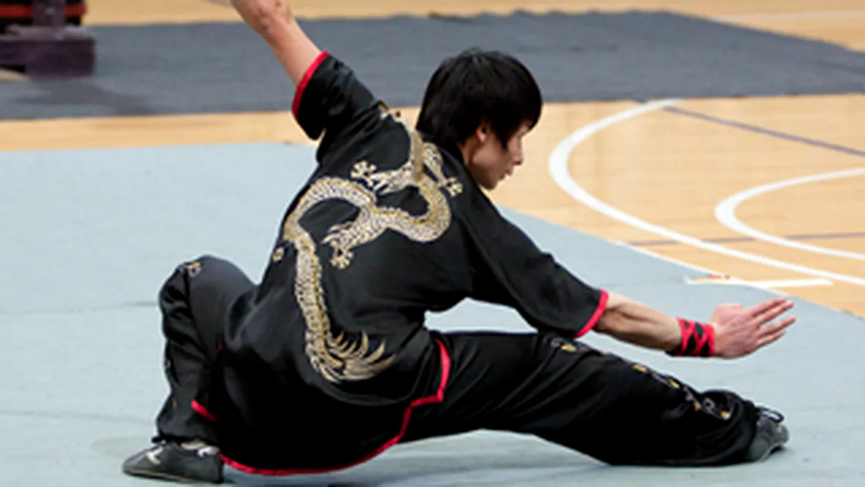 Pilotii si stewardesele companiei Hong Kong Airlines iau lectii de kung fu