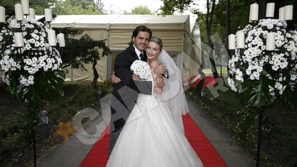 Cum a fost la nunta lor? Mihai Petre s-a impiedicat la valsul miresei si a plans de emotii! Vezi aici imagini din albumul familiei