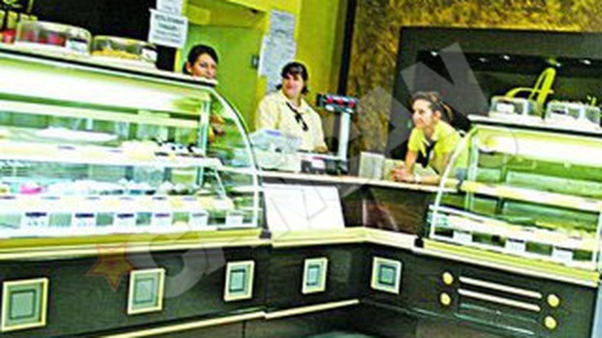 Mandate de arestare pentru prietenii talharului din cofetarie! Complici tradati de telefon