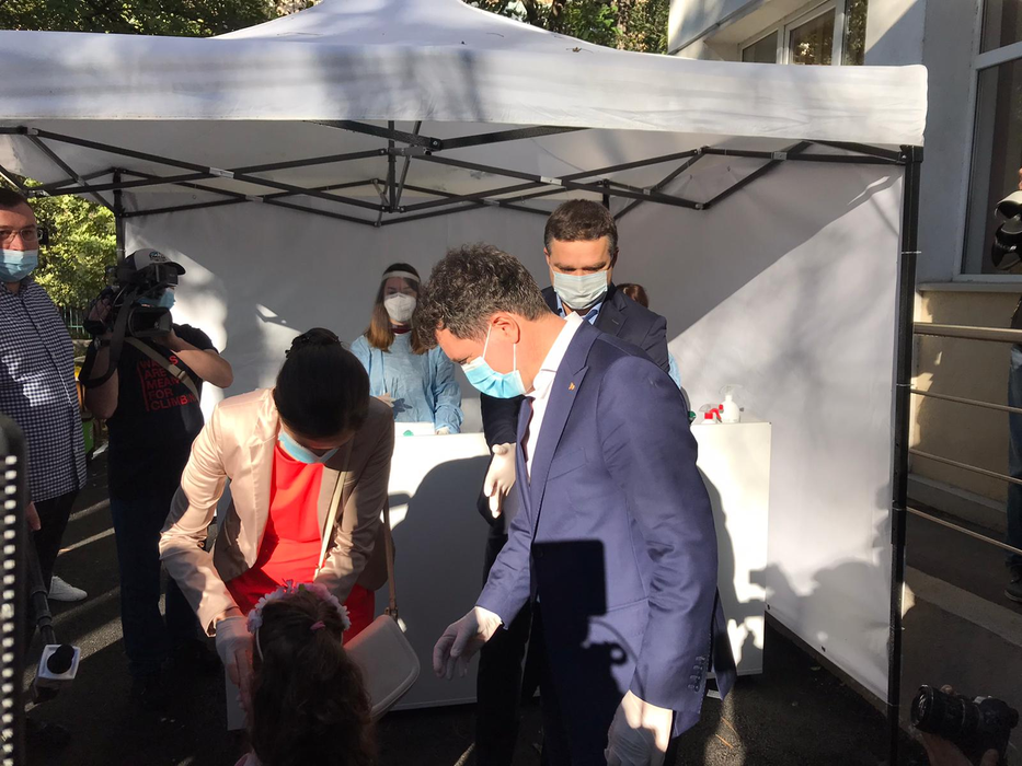 Nicuşor Dan, candidat la Primăria Capitalei, a votat în această dimineaţă însoţit de familie: ”Am votat cu sete”