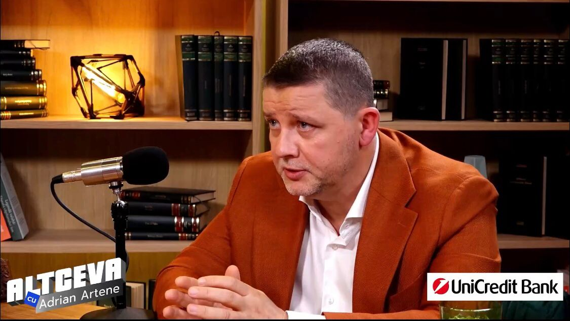 Nașii Regelui Carol al II-lea au primit mărturia de botez într-o cutie special făcută din argint masiv / (Sursa: Captură video)