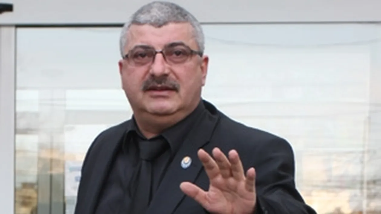 Fabulos! Prigoana i-a oprit chilotii, sutienele, icoanele si cruciulitele Adrianei Bahmuteanu! I-a trimis acasa doar o parte din lucruri Sicanele continua intre cei politician si sotia lui: Ii doresc domnului Prigoana sa ajunga sa le poarte singur