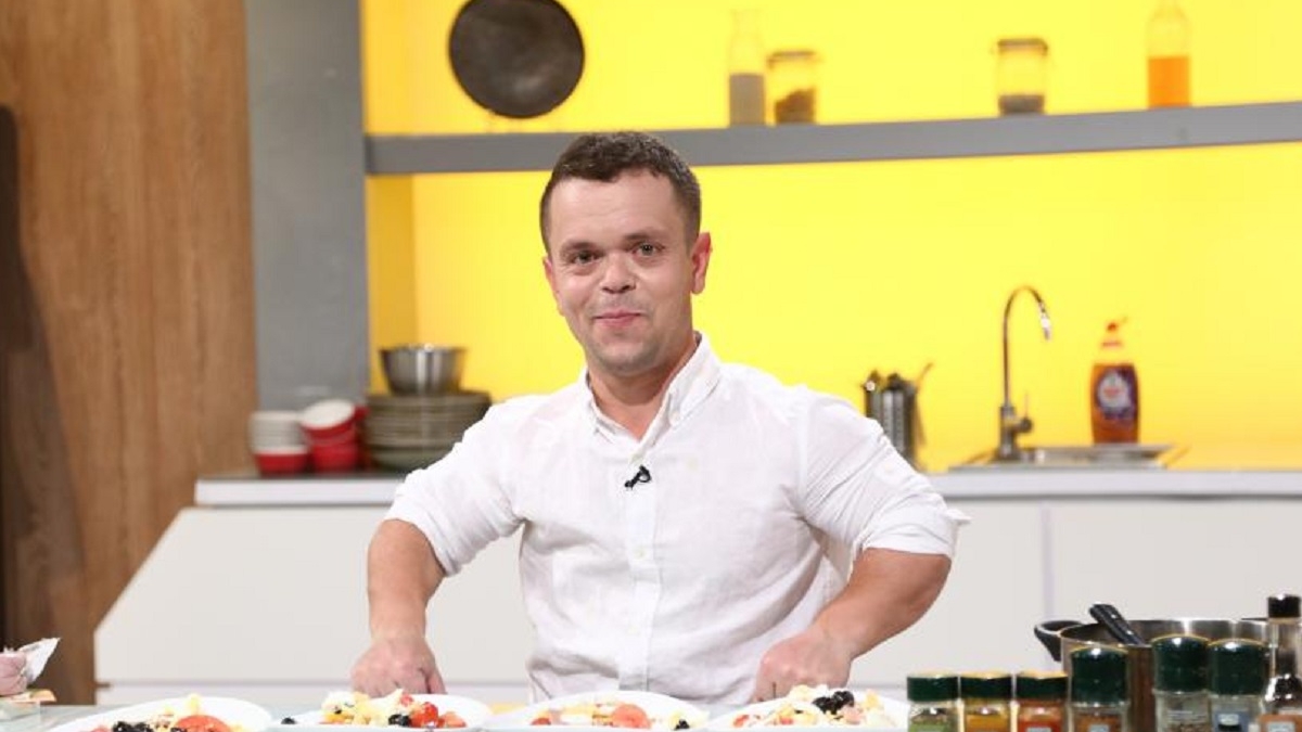 Povestea emoționantă a lui Iulian Buiac, tânărul cu nanism care i-a impresionat pe jurații de la Chefi la Cuțite: „Râdeau, mă făceau pitic, le era rușine să iasă cu mine”