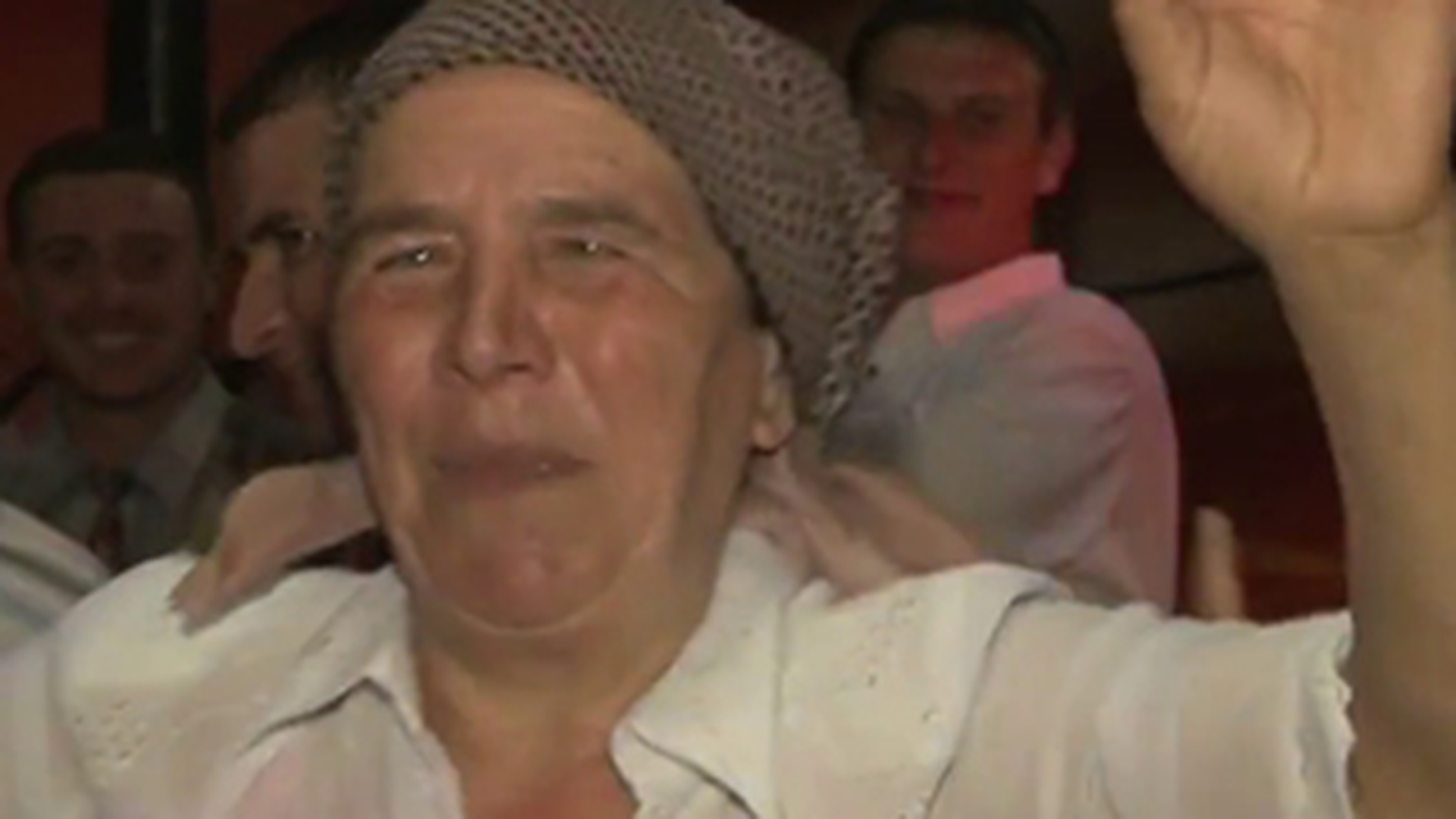 Cea mai noua baba care va face senzatie pe internet! Chiuie la nunta cu ultrasunete pana te scoate din sarite!
