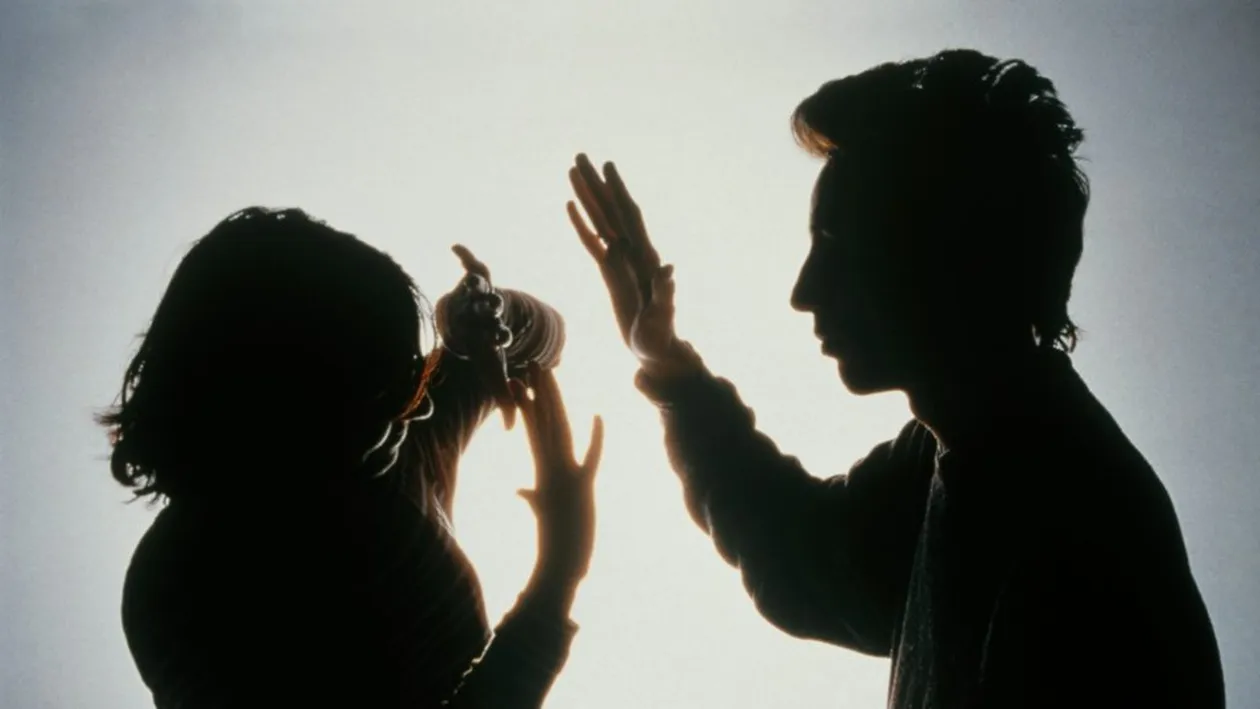 O tânără de 19 ani a refuzat să facă amor cu soțul său de 51 de ani. Bărbatul a început să o lovească, dar apoi numai el a avut de suferit. Totul s-a năruit într-o clipă