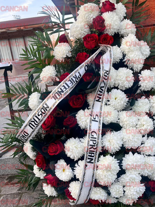 Sfâșietor! Ce scrie pe coroanele funerare aduse de apropiații lui Artan la capela Bisericii Pogorarea Sfântului Duh Titan