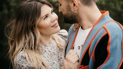 Obiectul ciudat pe care Gina Pistol îl pune lângă ringul de dans, la nunta cu Smiley. E premieră pentru o mireasă