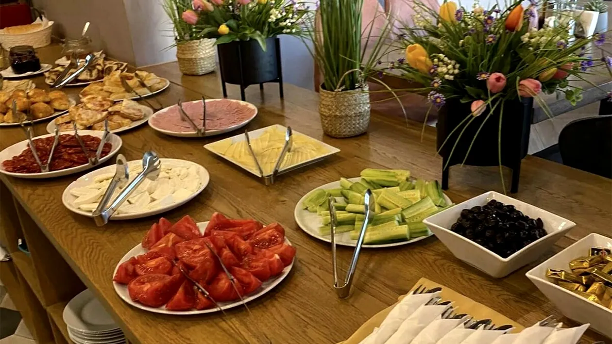Ce a primit să mănânce la micul dejun un turist român, într-un hotel din Bulgaria