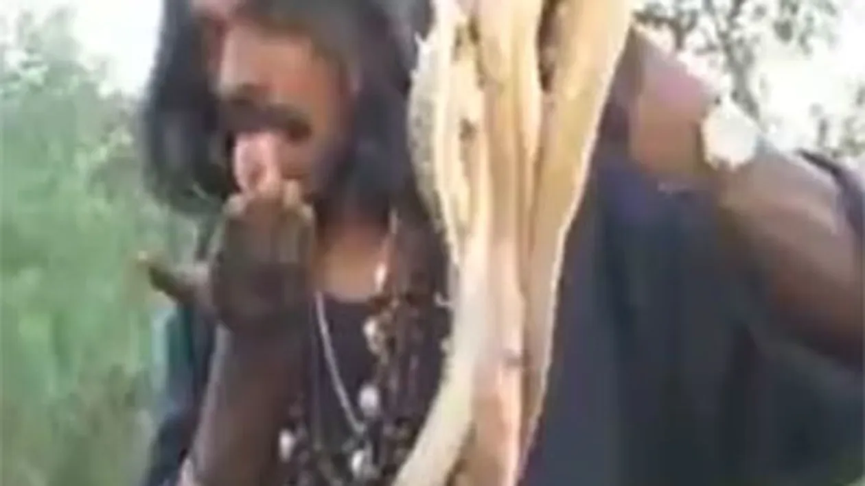 VIDEO Au curaj să-l priveşti? Uite cu ce poftă nebună mănâncă acest indian serpi vii