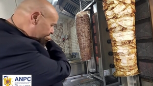 Piedone a aflat adevărul crunt. Din ce e făcută shaorma de pui din fast food-urile bucureștene, de fapt. Șeful ANPC a încremenit