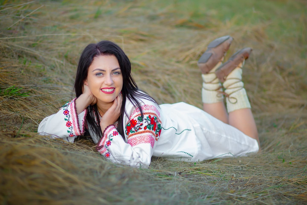 Daniela Cușnir, condusă pe ultimul drum cu lacrimi și cântece de jale. Întrebarea cutremurătoare repetată de mama regretatei cântărețe lângă sicriu | FOTO
