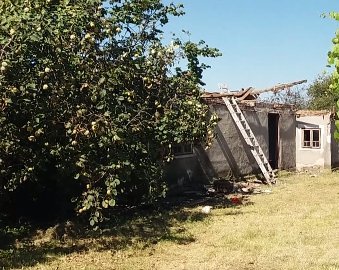 Acoperișul casei din Răzvad s-a prăbușit peste bărbatul de 60 de ani