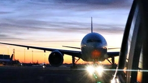 Momente de groază pentru pasagerii unui Boeing 787, după ce s-au desprins fragmente din motor. Piloții au aterizat de urgență pe un aeroport din Roma