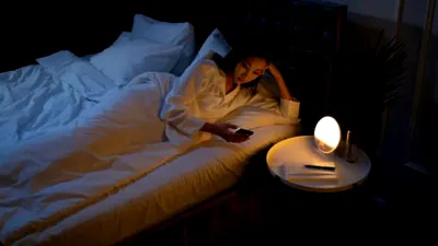 Dormitul cu televizorul pornit. Ce spun specialiștii despre efectele asupra sănătății