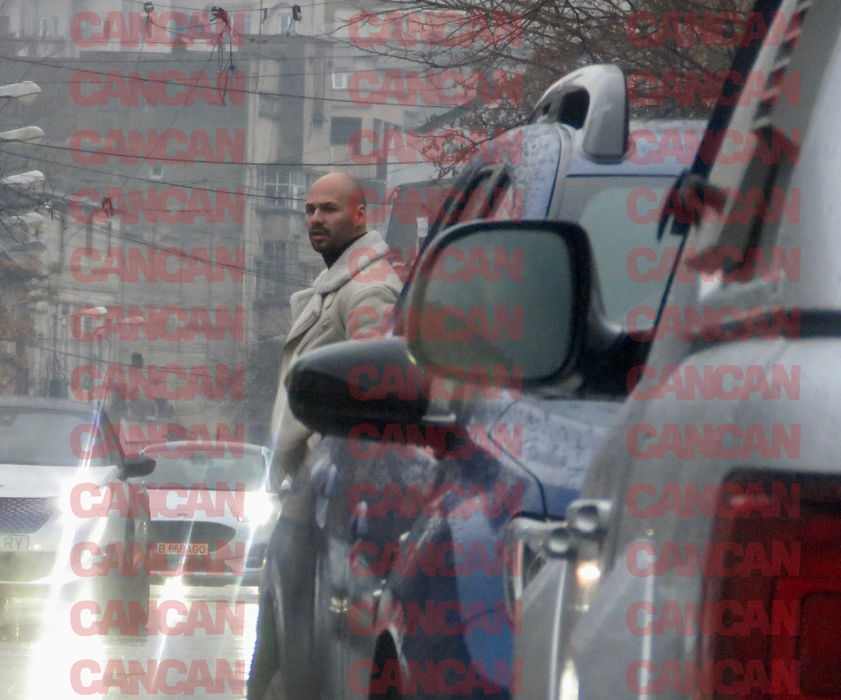 Un bărbat care seamănă cu Andrew „Cobra” Tate așteaptă la Curtea de Apel București