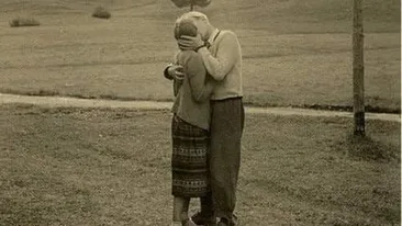 Povestea de dragoste care a devenit virală în România: Bunicul tău m-a cerut în căsătorie oferindu-mi o caramea