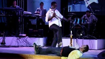 Horia Brenciu, doborat pe scena! Vezi ce lovitura sub centura i-a aplicat un coleg chiar in timpul unui concert!