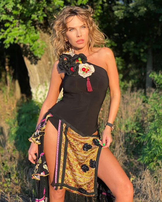 Imaginile sunt fabuloase! Cum cade Ana Lesko de pe canapea, de două ori, apoi… ”Ești afumată?” VIDEO