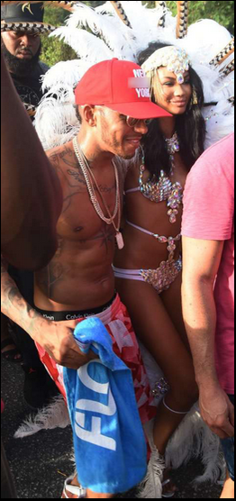 Au făcut-o lată! După ce supermodelul CHANEL IMAN, iubita pilotului LEWIS HAMILTON, a apărut goală într-un film, acum cei doi au dansat pe străzi aproape complet dezbrăcaţi!