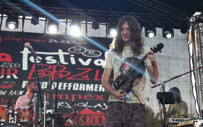 Andrei, fiul lui Mircea Dinescu, sare în apărarea maneliştilor. „Ei sunt adevăratele staruri! Dacă aş fi Salam, m-aş duce la Haga”