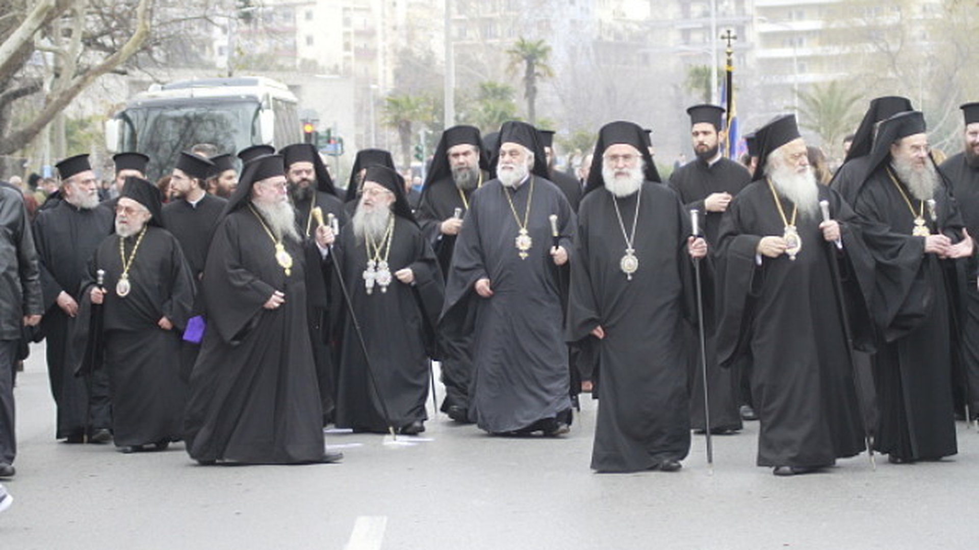VIDEO / Demonstraţie a naţionaliştilor greci la Salonic! Până şi preoţii au ieşit în stradă în număr mare