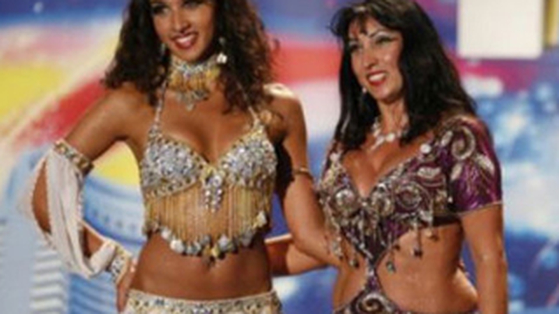 VIDEO Cel mai sexy dans din buric! O fata si mama ei au dansat la "Romanii au talent"