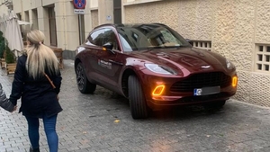 Culmea nesimțirii | Unde și-a parcat un șofer bolidul Aston Martin de 300.000 €, în centrul Clujului