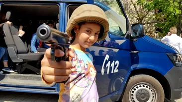 VIDEO. Zeci de copii din Arad au fost lăsați să se joace cu arme adevărate, apoi au fost băgați în dubele Jandarmeriei