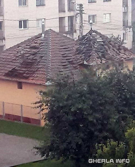 Casă lovită de fulger în Gherla: ”Acoperișul i-a zburat pe partea interioară a curții!”