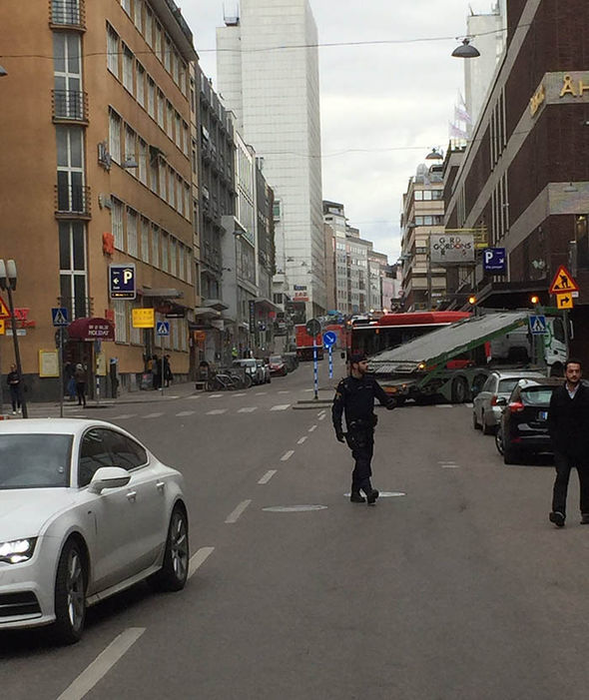 Tragedia a lovit din nou! Un camion a intrat din plin într-o mulţime de oameni, în Suedia!