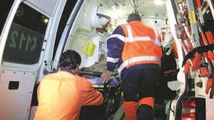 O femeie se zbate între viaţă şi moarte, după ce a băut spirt şi bere! E şocant cum a fost găsită de către fiul ei
