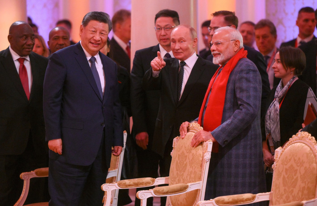Președintele chinez Xi Jinping și președintele rus Vladimir Putin în timpul summitului BRICS din Kazan, Rusia, joi, 24 octombrie 2024. Foto: Profimedia
