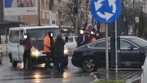 Interzis în sensul giratoriu! Șofer amendat cu peste 3.000 de lei și permis suspendat