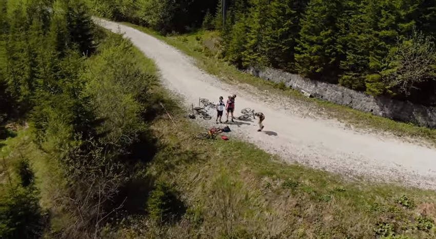 Un biciclist s-a întâlnit cu un urs în Predeal, în minivacanța de 1 Mai! A filmat toată scena