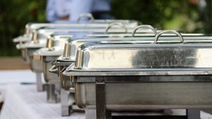"Împinge tava" cu prețuri de "fine-dining". Ce a cumpărat o româncă de 100 lei, intr-o autoservire din Eforie Nord