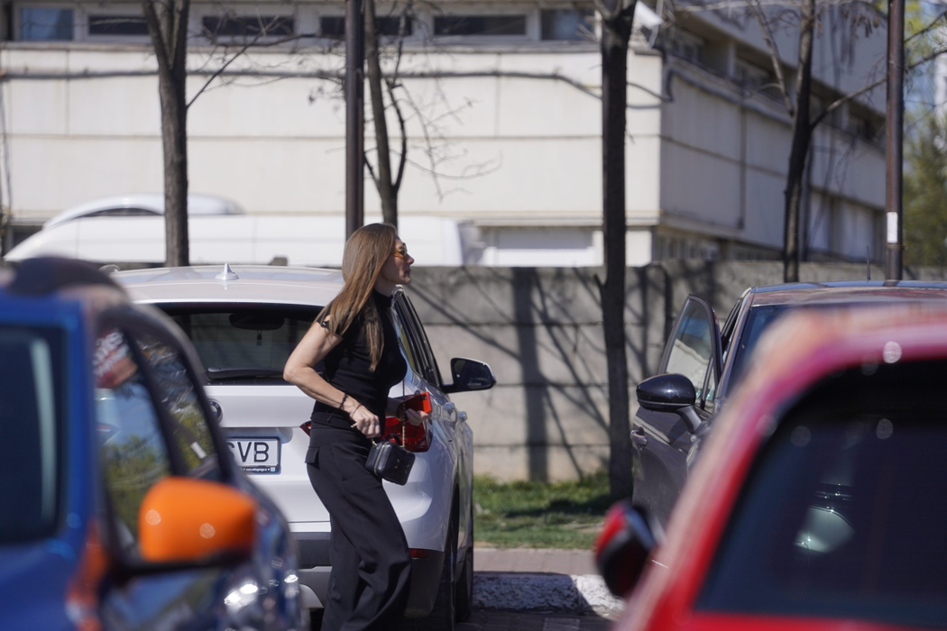Romanița Iovan a mers la farmacie, de unde și-a cumpărat cosmetice (Foto: CANCAN.RO)