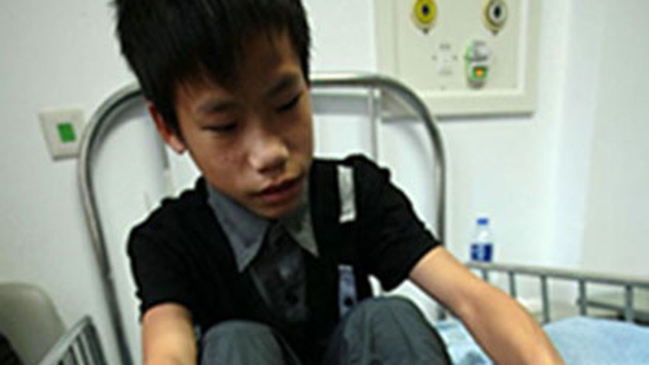 SOCANT! A fost nevoit sa mearga descult din cauza picioarelor sale de monstru! Ce viata chinuita a avut acest copil!