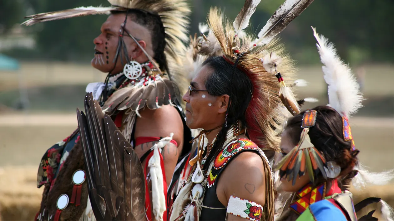 BANC | Un indian merge la Primărie și vrea să-și schimbe numele: Mă numesc 'Marele Cal de Fier ce Fuge pe Lunga Stradă Ferată Întinsă pe Imensa Câmpie Verde'