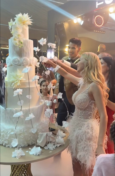 Foc de artificii fabulos, un tort special și o ținută atipică. Noi imagini de la nunta Andreei Bălan cu Victor Cornea