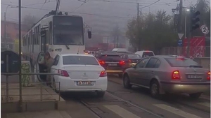 Asta le întrece pe toate! O șoferiță a blocat tramvaiul în refugiu și i-a cerut vatmanului să-i facă loc VIDEO