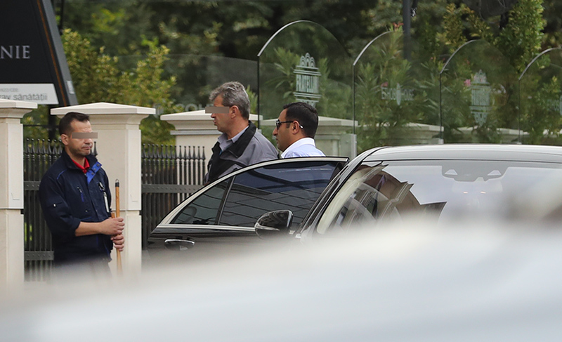 Hamza Karimov coboară dintr-un superb Mercedes clasa S, de circa 100.000 de euro